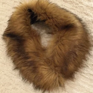  - Pälskrage ifrån Ginatricot