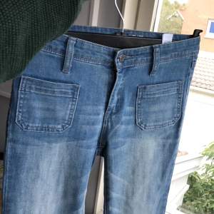 Flare jeans från Gap köpta i USA!! Säljer pga tyvärr för små för mig:( använda 2 gånger, frakt tillkommer 