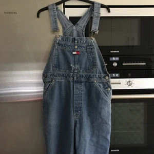  - Tommy Hilfiger hängsle byxor :) Oversize men passar olika storlekar ❤️ 