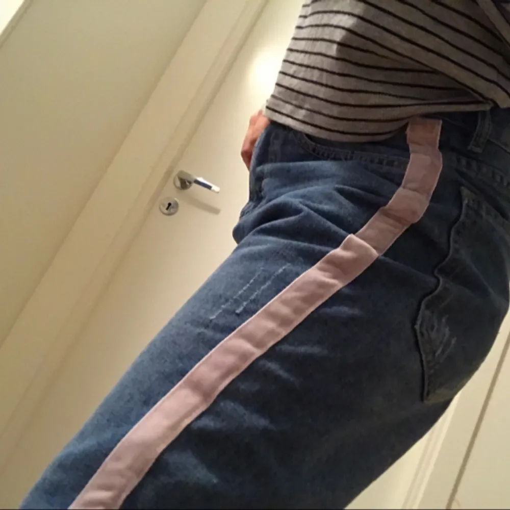 Snygga jeans med stripes på sidorna. Dem går rakt ner och har högmidja. Supersnygga 😊. Jeans & Byxor.