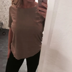  - Frakt tillkommer   Tröjan är en sort mockaimitation  