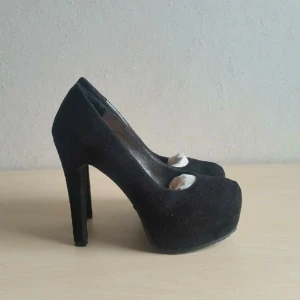  - Svarta klackskor med mockaimitation och platå fram från TIAMO. Strl 39 (liten i strl så passar 38,5). Använda en gång. Väldigt fint skick!!