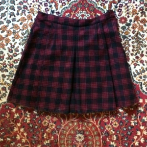  - Snygg, lätt plisserad kjol med strukturerat tyg. Jätteskön och coolaste mönstret. Knappt använd!! Frakt tillkommer & bud mottages!