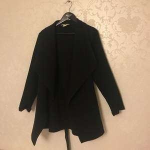 Tjockare/varmare trench coat från hm i svart färg! Tror den kostade runt 400 kr