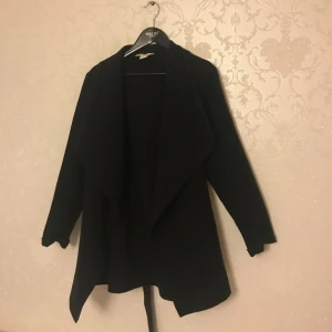 - Tjockare/varmare trench coat från hm i svart färg! Tror den kostade runt 400 kr