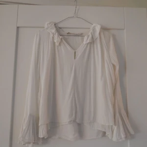  - Vit blus från zara i mycket gott skick! Köparen står för frakten