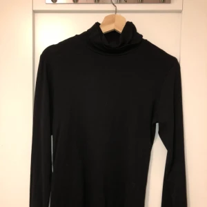  - Svart polotröja från Åhléns i storlek M