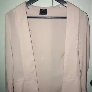  - Snygg ljusrosa kavaj. Passar perfekt till vardag & fest. Storlek 36! 