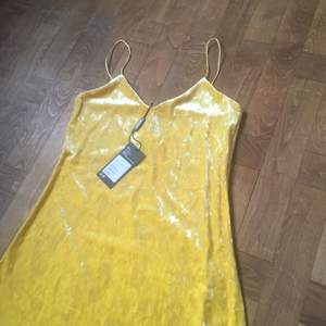 Så fin gul sammetsklänning från Weekday, helt oanvänd! Tags kvar💕 Möts upp i Stockholm eller skickar mot frakt som köparen står för 👻