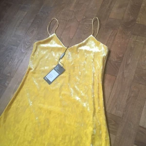  - Så fin gul sammetsklänning från Weekday, helt oanvänd! Tags kvar💕 Möts upp i Stockholm eller skickar mot frakt som köparen står för 👻