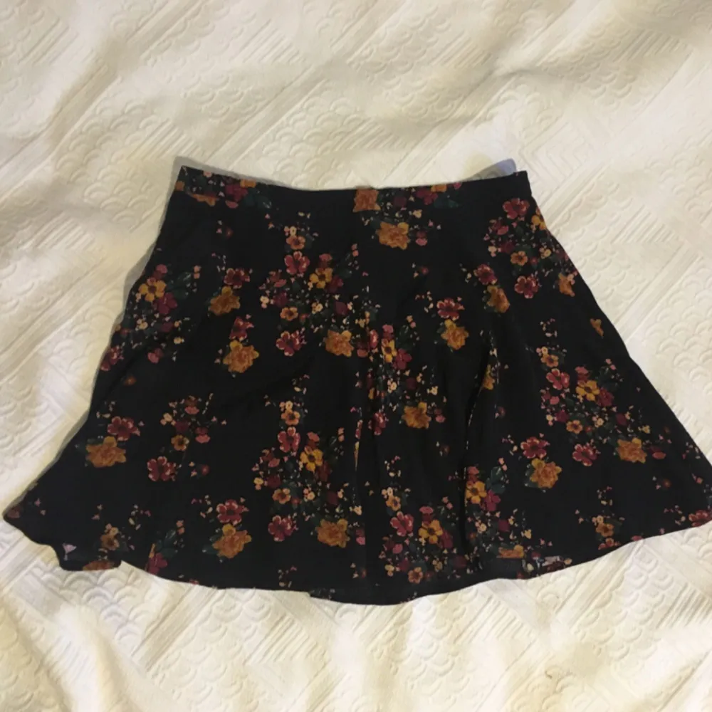 Jättefin kjol från Urban Outfitters, använder tyvärr inte för jag tycker den blir lite kort! Ingen resår, dragkedja i sidan.. Kjolar.