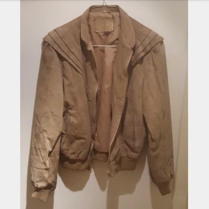  - Brun mockajacka i 80's modell. Äkta mocka. 