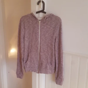  - Luvtröja från Primark. Köparen står för frakten. Kan mötas upp i Gävle, Stockholm eller Sundsvall.