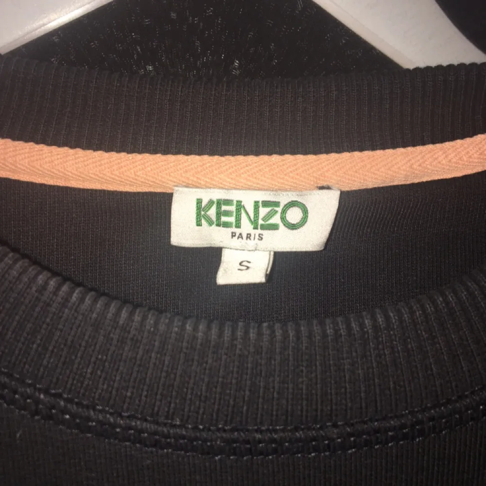 kenzosweater köpt direkt från kenzos webbshop förra året. finfint skick inga hål, fläckar etc. säljer pga att jag aldrig använder den. Hoodies.