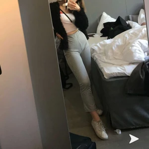 Utsvängda mönstrade tights - Mästrade utsvängda tights i storlek S ifrån pull&bear. Knappt använda