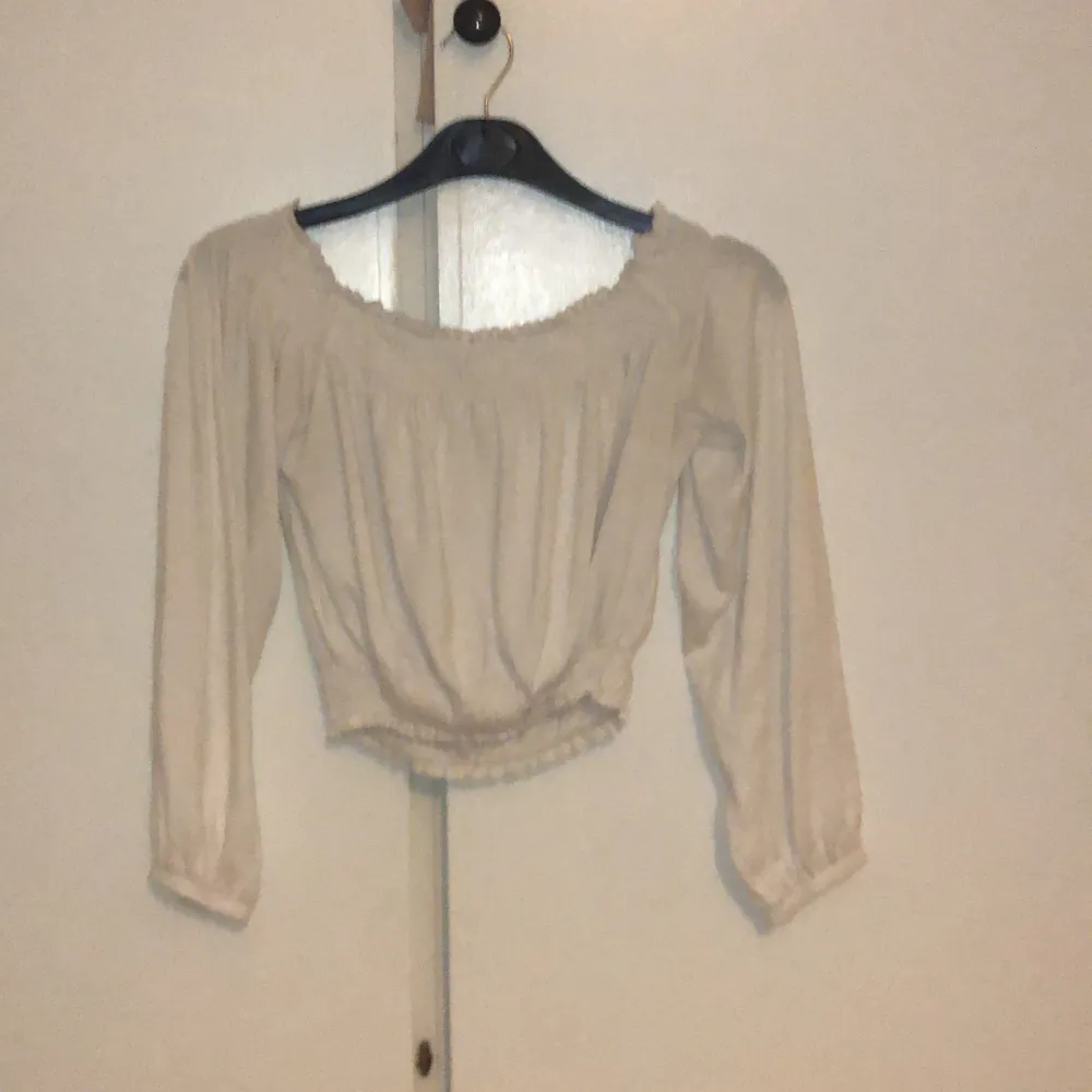 En söt vit Offshoulder croptop . Toppar.