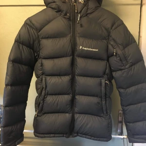 PeakPerformance jacka  - Jacka från peak storlek XS. Varm och skön. Litet hål vid vänster ficka samt ett litet hål på baksidan av vänster arm. Hämtas i Hbg annars frakt 100kr. Nypris 3500kr (tror jag). Pris kan diskuteras