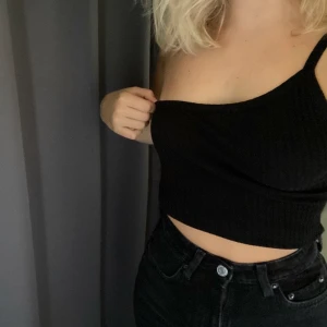 Linne - En axlat linne från Zara!! Är i storleken xs och är stretchig!! ❤️ den som köper betalar frakt