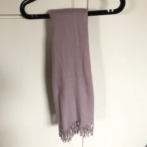 Hm halsduk lila - En helt oanvänd lila halsduk från HM, jättemjuk och härlig, men säljer då jag har en annan liknande