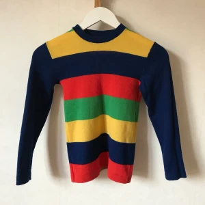 Randig tröja, XS-S, 45% ull - Underbar färgglad tröja jag absolut älskar men aldrig använder, så hoppas på en bättre ägare! Stretchig och mjuk så tänker en XS-S passar bäst. Tyvärr ett par-tre små hål som jag ej orkat laga då jag inte tycker de syns, men lätt fixat! (Se bild)  Kan mötas runt Stockholm/Södermalm eller skicka mot fraktkostnad! ✨🌸✨