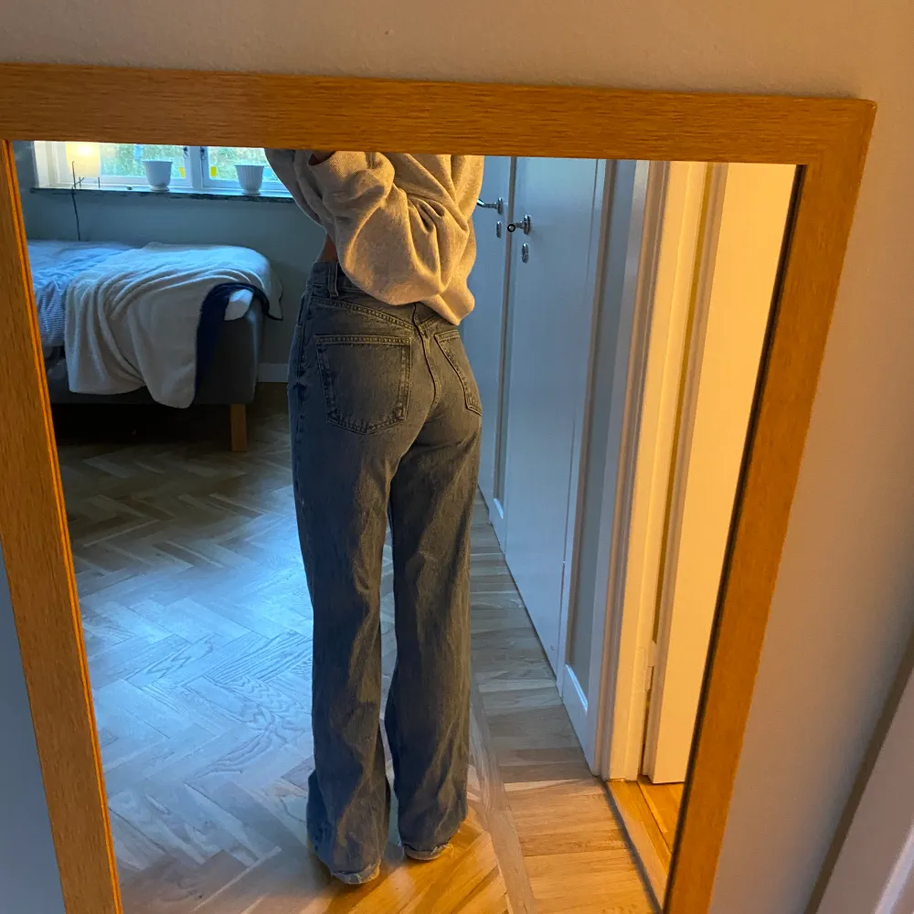 Säljer dessa jätte snygga jeans från zara, de är i lite mörkare blå färg! Köpta för 399.😍😍. Jeans & Byxor.