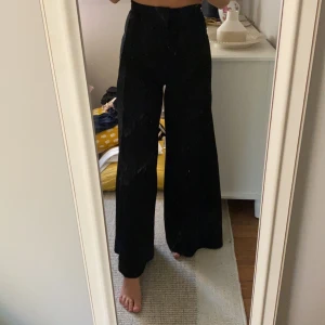 Vida kostymbyxor  - Ett par snygga vida kostymbyxor, använda 1 gång & är köpta från H&M i Göteborg!