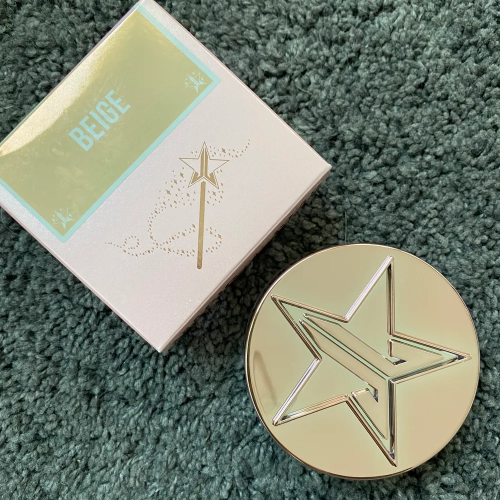 Helt oanvänd Jeffree Star Cosmetics luminous puder i färgen Beige💗 ordinarie pris: 275kr, säljer för 190kr . Accessoarer.