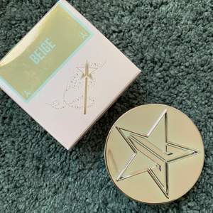 Helt oanvänd Jeffree Star Cosmetics luminous puder i färgen Beige💗 ordinarie pris: 275kr, säljer för 190kr 