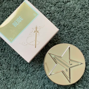 Jeffree Star Cosmetics luminous puder - Helt oanvänd Jeffree Star Cosmetics luminous puder i färgen Beige💗 ordinarie pris: 275kr, säljer för 190kr 