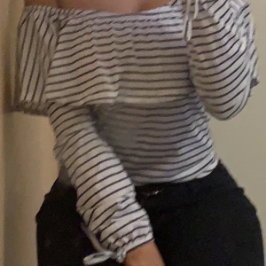 Off shoulder tröja😋 - Fin vit Och mörkblå/svart off shoulder tröja. Den sitter fint Och är ganska bekväm. 