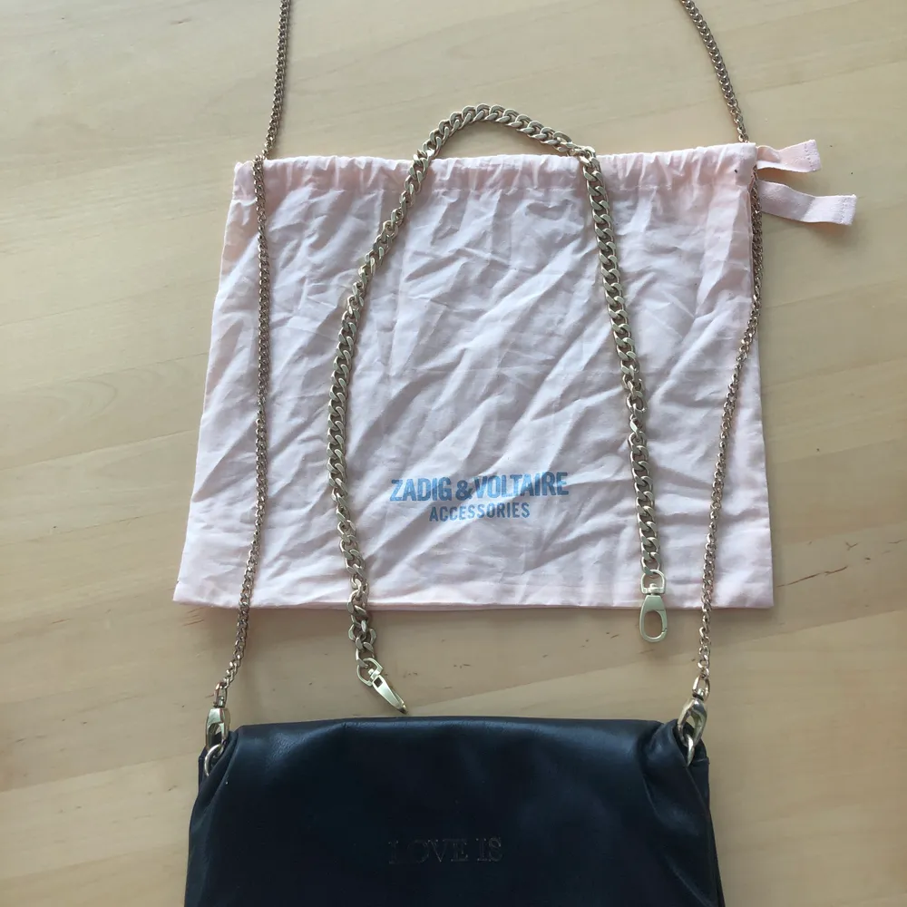 Svart ”love is” väska från Zadig et Voltaire, inköpt 2018 för cirka 320€, väl använd, medföljer två kedjor (den korta är oanvänd) och dustbag. Bud från 500kr. Väskor.