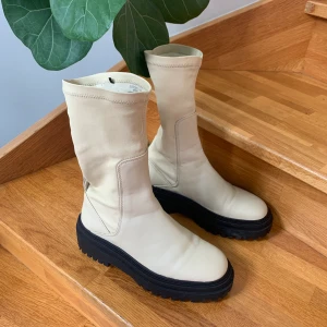 Chunky boots zara - Dom populära chunky bootsen från zara, dom är från förra året så går inte att få tag på nya. Jag säljer dom för att dom tyvärr är för små för mig. Storleken är 37 och endast använda en gång. Kan mötas upp i Gbg annars skickas mot frakt 