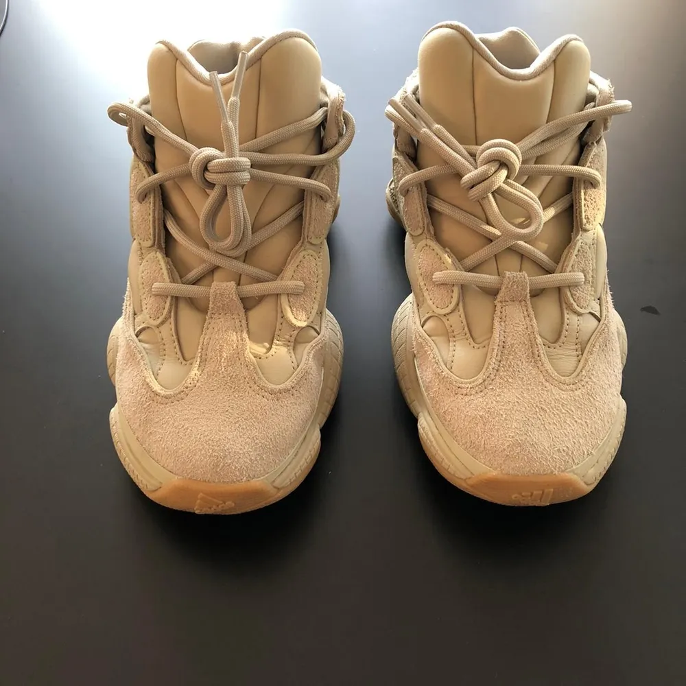 Storlek US 5.5 EU 38 Skick 10  Skitsnygga Yeezy 500 stone. Använda 2 gånger. Innesulan är dock oanvänd. Jättefint skick. Finns i Malmö. . Skor.