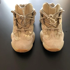 Yeezy 500 stone - Storlek US 5.5 EU 38 Skick 10  Skitsnygga Yeezy 500 stone. Använda 2 gånger. Innesulan är dock oanvänd. Jättefint skick. Finns i Malmö. 
