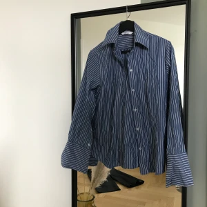 Randig skjorta i strlk XS - Skjorta från &other stories, vidare armar. 