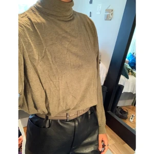 Polotröja - Grön polotröja 🐍🖤 Skönt mjukt material, bomull. Strl L snygg oversize tycker jag. Inhandlad vintage butik i Amsterdam✨