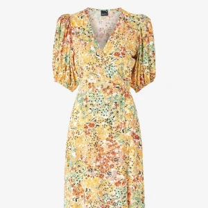 SÖKER DENNA KLÄNNING ( Dita dress ) - Söker denna slutsålda klänning från Gina ( Dita dress ) den långa modellen, något som har och vill sälja? Söker storlek 36-38✨