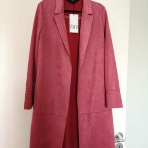 Helt ny kappa från Zara i rosa mockaimitation. Aldrig använd då jag även köpte en i svart. 