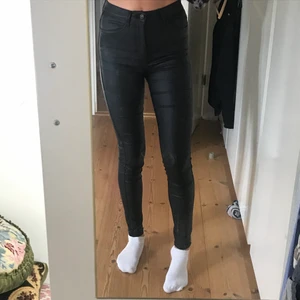 Skinbyxor - Svarta skinbyxor (inte äkta skinn). Använda ett antal gånger men de är fortfarande i fint skick. Använder de tyvärr inte längre och därför säljer jag de.💕🥰