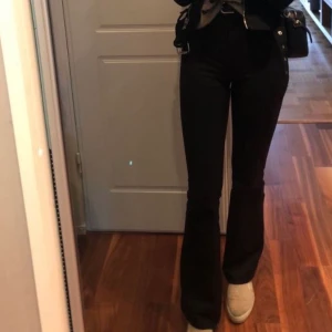 Kostymbyxa  - Svarta kostymbyxor med utsvängda ben, ifrån zara storlek s, passar även en xs, bra skick!                    Köpte för 400kr säljer för 50kr 
