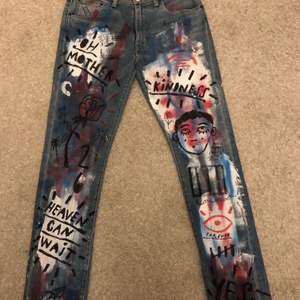 Coola Levis jeans storlek 32/32.  Snygga målade tryck på jeansen. Bra kvalite. Inga defekter. Skriv privat om frågor. Ev budgivning sker i kommentrarna