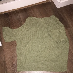 Topp utan axlar 🤩 - En fin topp från H&m säljes pga att den inte använts på hur länge som helst. Den är som ny i kvaliten! Hör av er för tydligare bilder. Byte med annan vara är möjligt 👌🏾