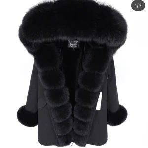 Parka jacket  - Varsamt använd endast 1 vinter. Jätte varm och fin jacka. Köpt för 3800 säljes för 2300, vid snabb affär kan priset diskuteras.