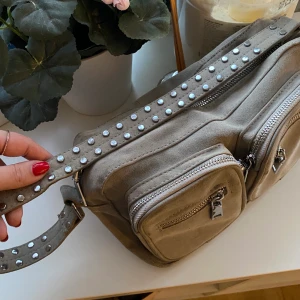 Noella väska - Säljer min Noella väska!🥰 köpte den för cirka 700 och säljer den nu för endast 350 då den tyvärr har fått fläckar på sig på baksidan. Som tur är det på baksidan och är därför inget man tänker på💘 extra axelband medföljer!