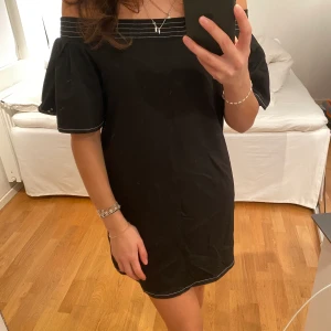 Off shoulder klänning med sömmar - Svart off shoulder klänning med vita sömmar från Zara. Storlek M. ❤️