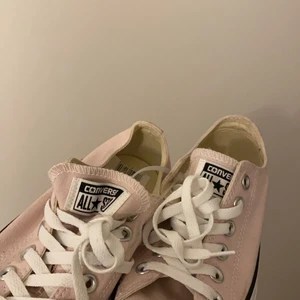 Converse - Helt oanvända ljus rosa converse i strlk 36,5. Kommer med taggar. Ord pris 649 mitt pris 450 kr, 400 om du kan mötas