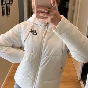 Jacka - Snygg vinterjacka som knappt är använd, med en stor luva. Går att använda jackans båda sidor!!