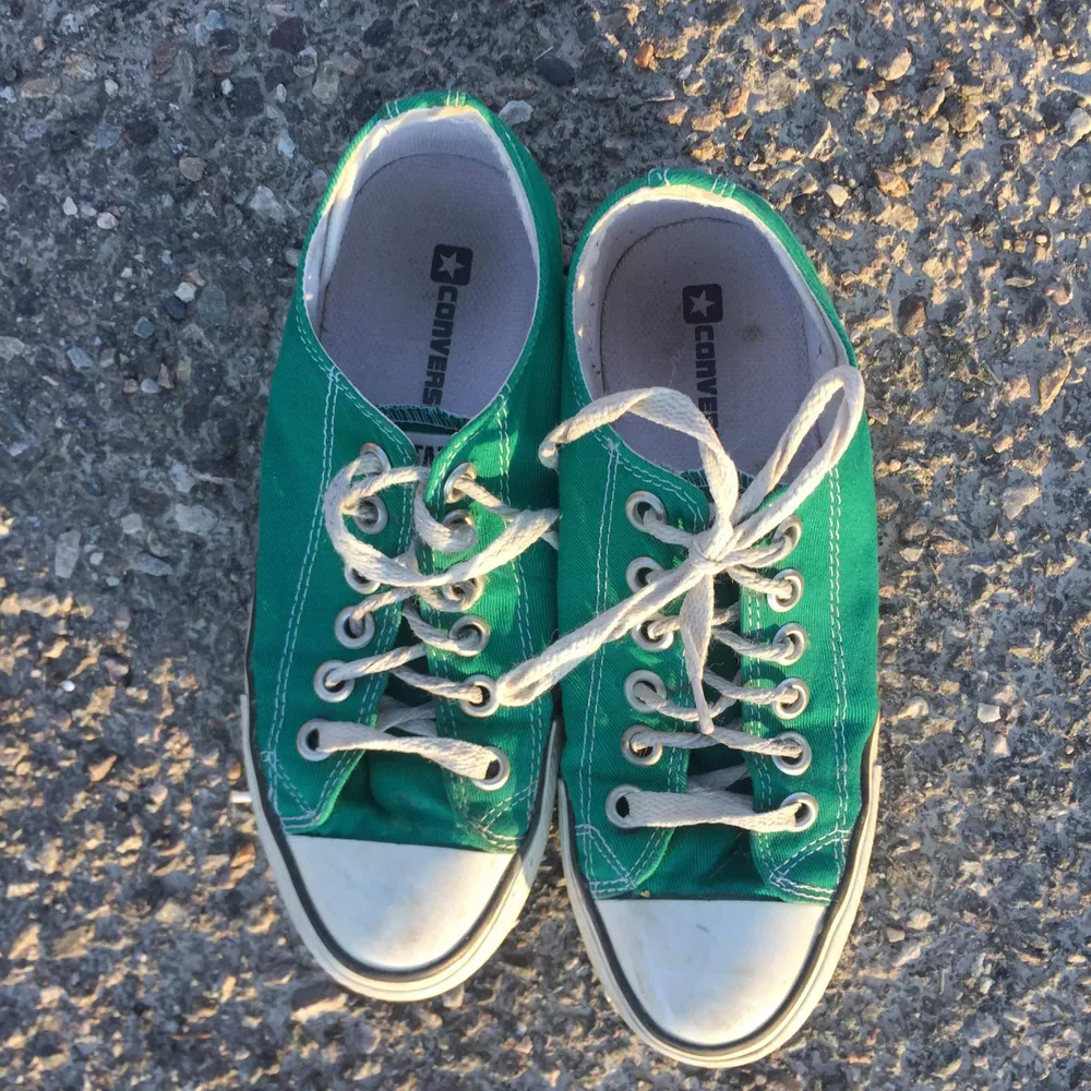 Slita converse i fin grön färg. Felfri förutom att ena ”ögat” är borta på högra skon (se bild 2) 50kr + frakt! ✨. Skor.