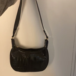 Svagt axelremsväska - Svart axelremsväska från SHEIN. Inga skador. Säljs för 50kr (om man kan mötas upp)