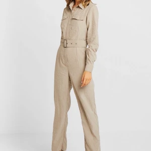 Jumpsuit - Supersnygg Jumpsuit från Nelly.  Sparsamt använd! Frakten ingår i priset ❣️